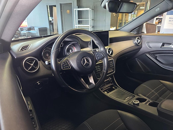 Mercedes-Benz CLA180 7 of 30