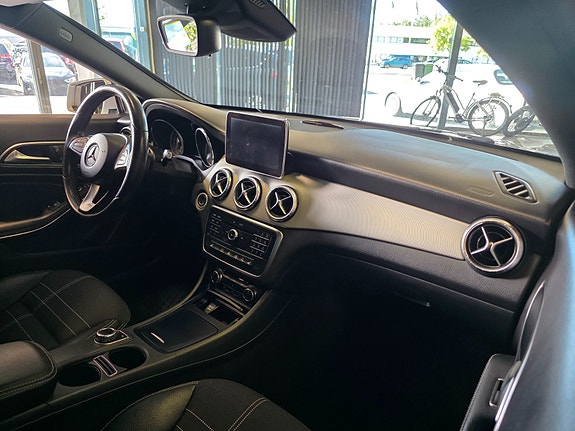 Mercedes-Benz CLA180 8 of 30
