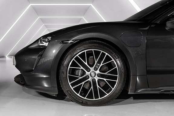 Porsche Taycan Cross Turismo 11 of 30