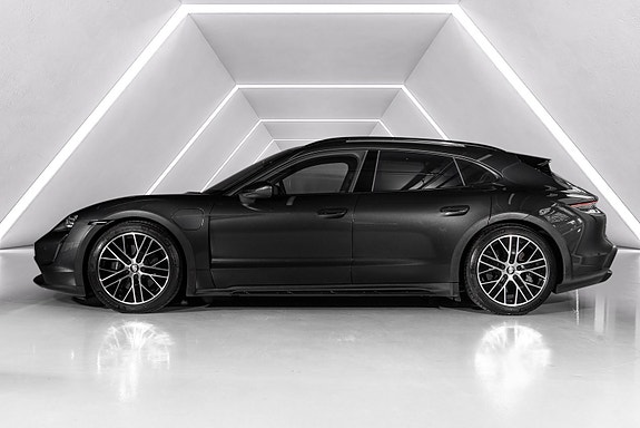 Porsche Taycan Cross Turismo 13 of 30