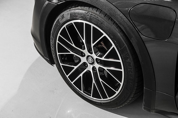 Porsche Taycan Cross Turismo 14 of 30