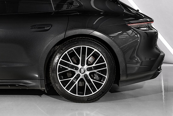 Porsche Taycan Cross Turismo 12 of 30
