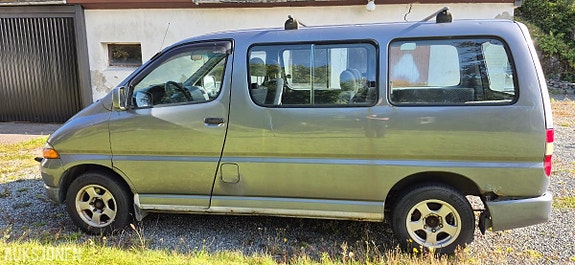 Toyota HiAce 2 of 23