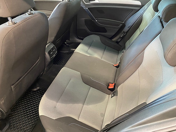 Volkswagen e-Golf VII 14 of 18