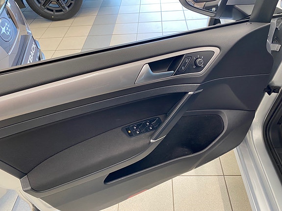 Volkswagen e-Golf VII 13 of 18