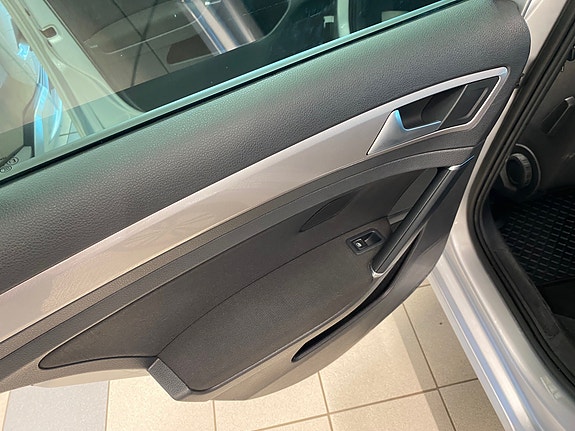 Volkswagen e-Golf VII 15 of 18