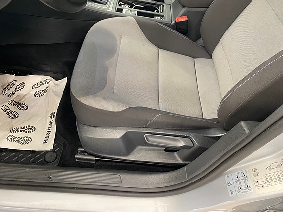 Volkswagen e-Golf VII 12 of 18