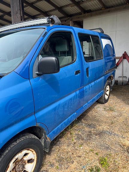 Toyota HiAce 2 of 7