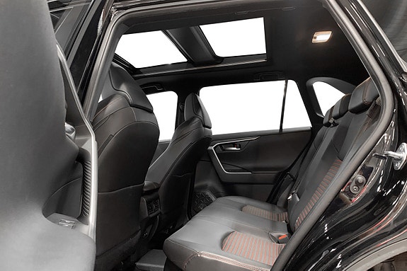 Toyota RAV4 Plug-in Hybrid 4 of 14