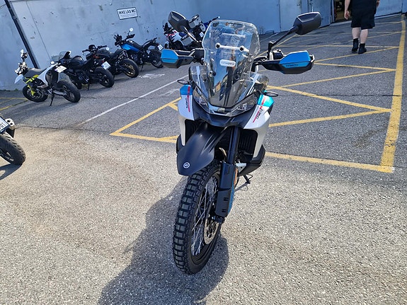 CFMOTO 800 MT-X 2026 AGM edition med sidevesker, tankbag og Leo Vince potte 3 of 4