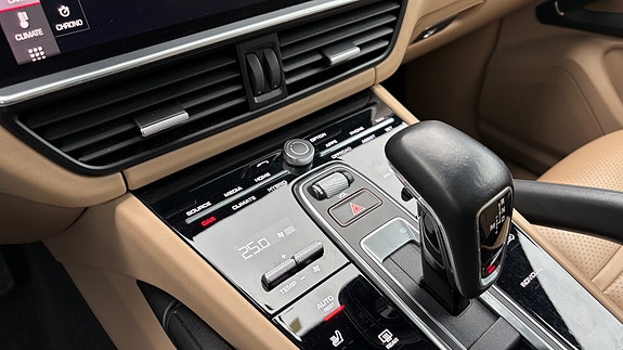 Porsche Cayenne 24 of 30
