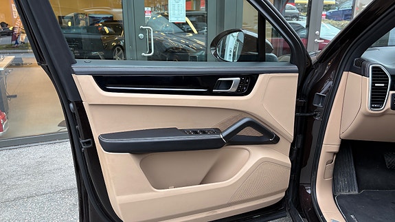 Porsche Cayenne 29 of 30