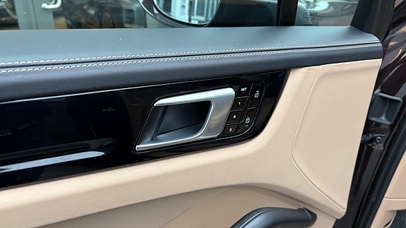 Porsche Cayenne 30 of 30