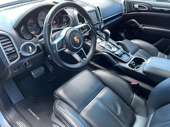 Porsche Cayenne S 12 of 30