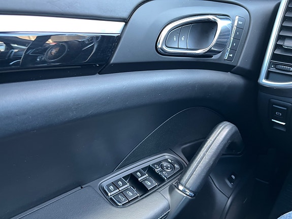 Porsche Cayenne S 10 of 30