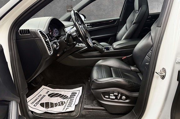 Porsche Cayenne 19 of 30