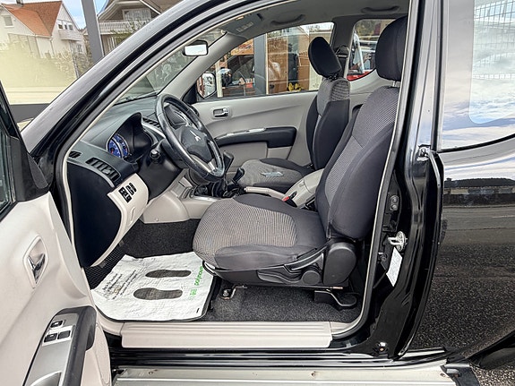 Mitsubishi L200 11 of 17