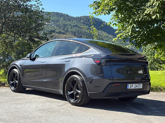 Tesla Model Y 4 of 14