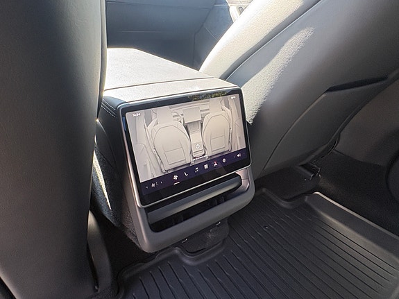 Tesla Model Y 10 of 14