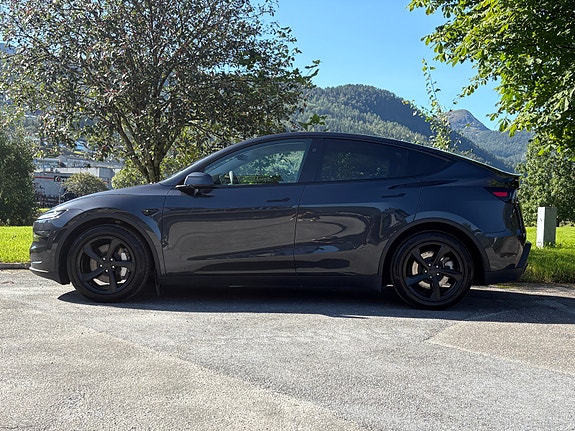 Tesla Model Y 3 of 14