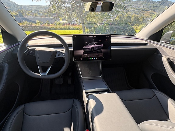 Tesla Model Y 7 of 14