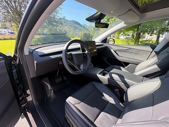 Tesla Model Y 8 of 14