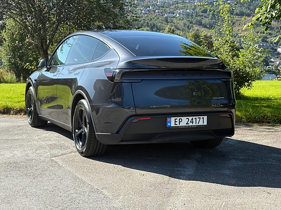 Tesla Model Y 5 of 14