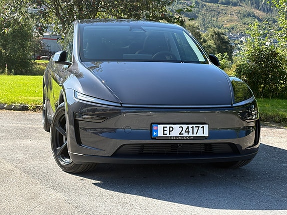 Tesla Model Y 2 of 14