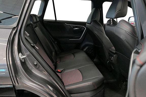 Toyota RAV4 Plug-in Hybrid 18 of 22