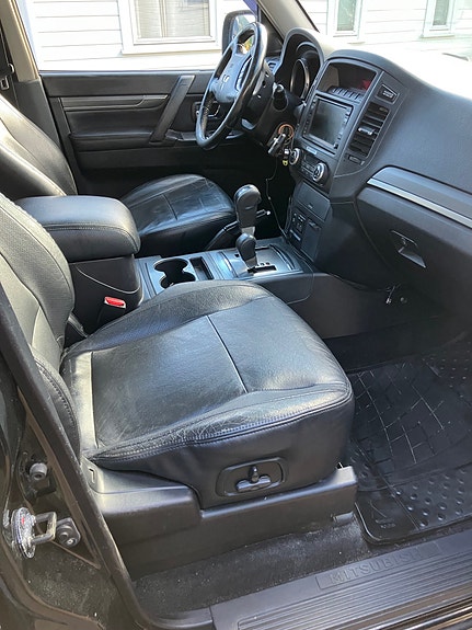 Mitsubishi Pajero 12 of 21