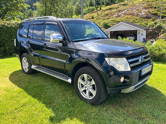 Mitsubishi Pajero 2 of 21