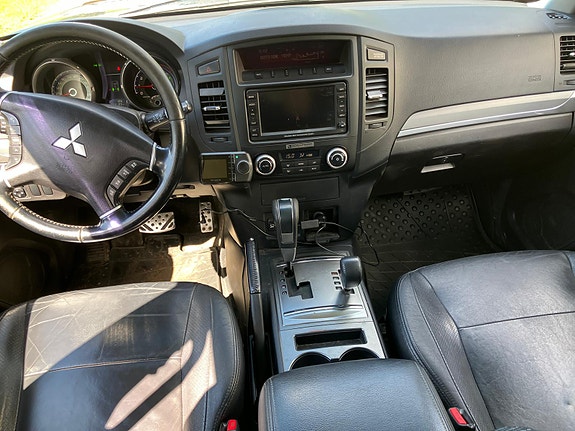 Mitsubishi Pajero 7 of 21