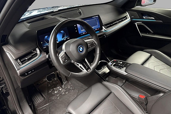 BMW iX1 5 of 14