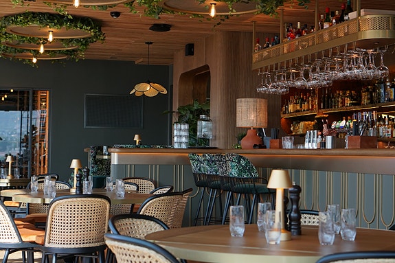 Restauranten har 60 plasser inne og 120 plasser ute når det er sol :-)