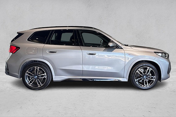 BMW iX1 6 of 29