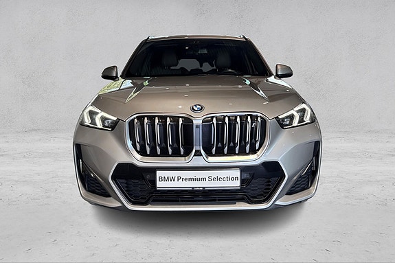 BMW iX1 8 of 29