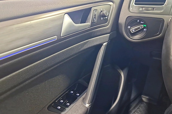 Volkswagen e-Golf VII 25 of 27