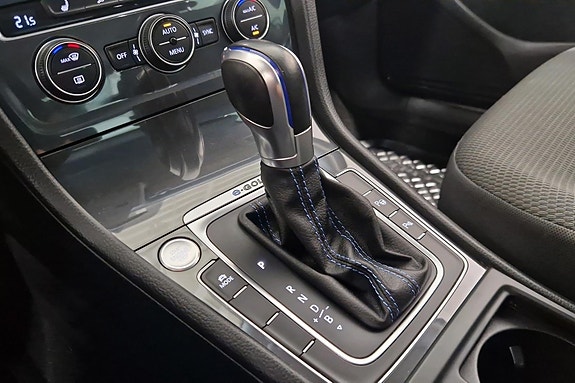 Volkswagen e-Golf VII 24 of 27