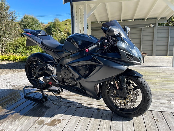 Suzuki GSX-R 750 2 of 15