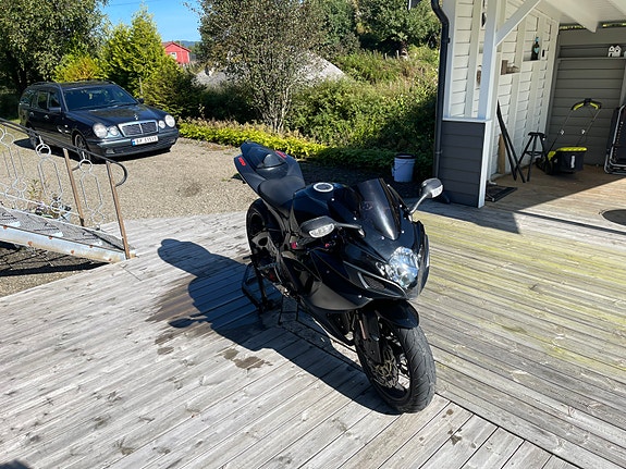 Suzuki GSX-R 750 4 of 15