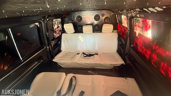 Volkswagen Caravelle 8 of 9