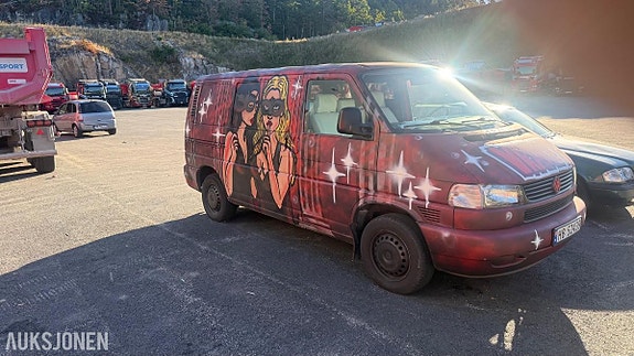 Volkswagen Caravelle 2 of 9