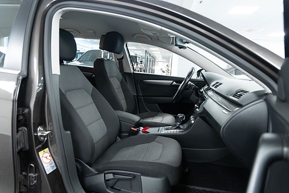 Volkswagen Passat 10 of 15