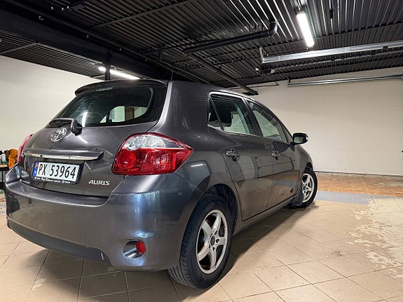 Toyota Auris 4 of 26