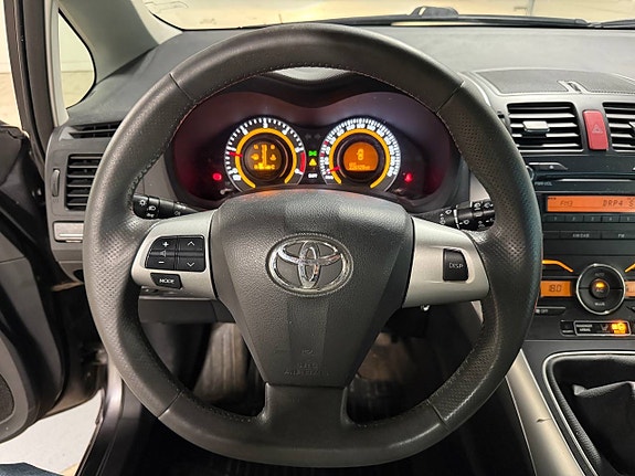 Toyota Auris 15 of 26