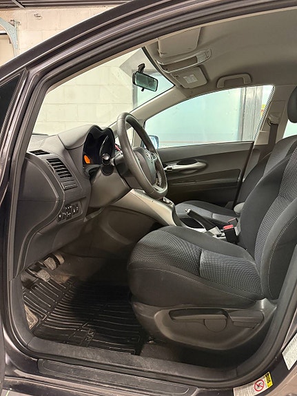 Toyota Auris 11 of 26