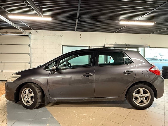 Toyota Auris 2 of 26