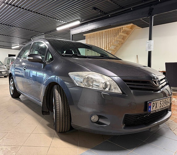 Toyota Auris 5 of 26