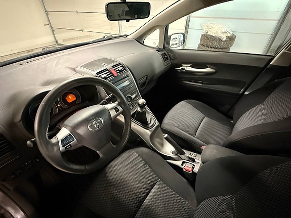 Toyota Auris 12 of 26