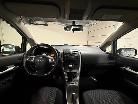 Toyota Auris 8 of 26